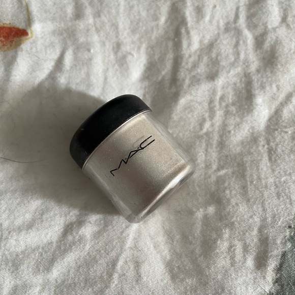 MAC Pigment in Frost - Picture 1 of 3